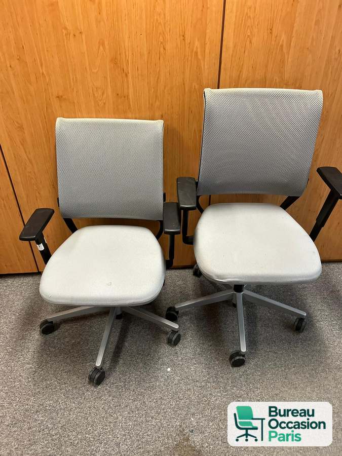 Fauteuil ergonomique résille grise – assise gris clair, accoudoirs noirs