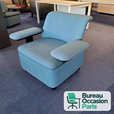 Fauteuil lounge tissu bleu ciel chiné, larges accoudoirs rembourrés