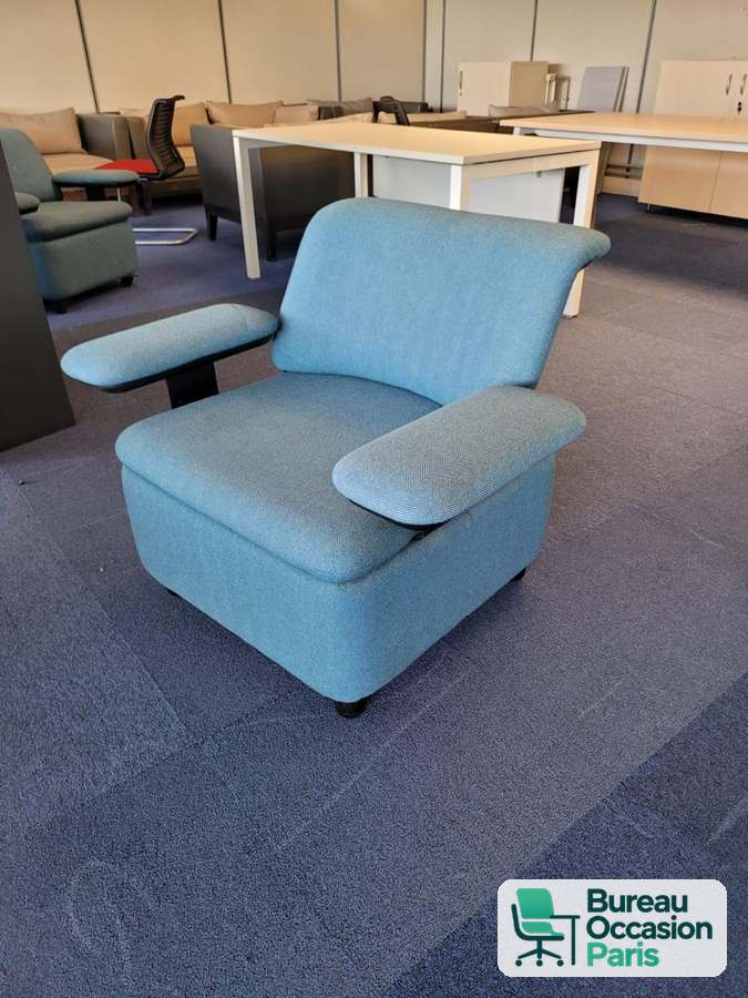 Fauteuil lounge tissu bleu ciel chiné, larges accoudoirs rembourrés