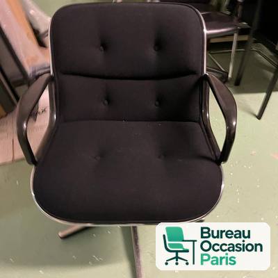 Fauteuil Pollock pivotant – tissu noir capitonné, cerclage chromé