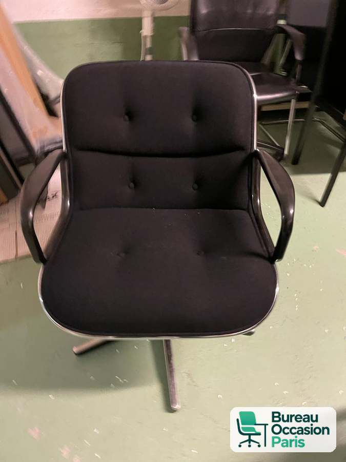 Fauteuil Pollock pivotant – tissu noir capitonné, cerclage chromé