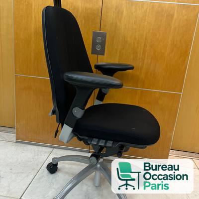 Fauteuil RH Logic 400 – têtière réglable, base aluminium, tissu noir