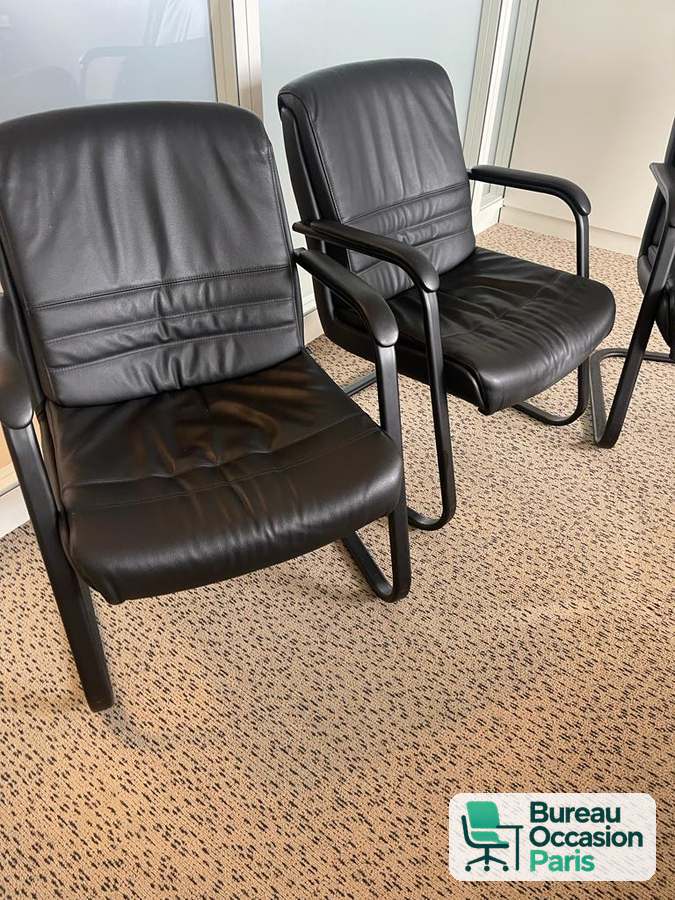 Fauteuil visiteur Sitland cuir noir – dossier capitonné, luge noire