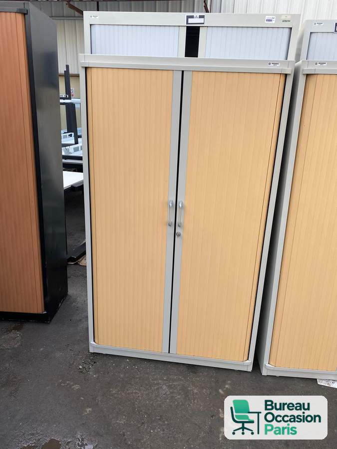 Grande armoire à rideaux décor hêtre – structure grise, tablettes