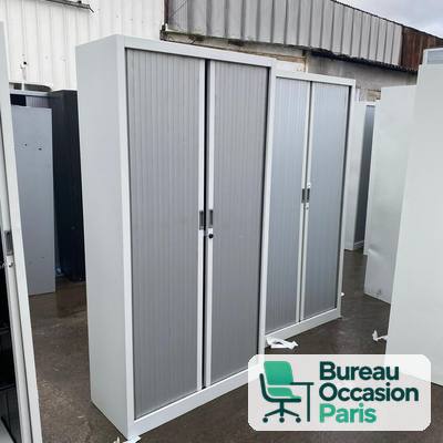 Grande armoire blanche à rideaux gris – rails dossiers suspendus