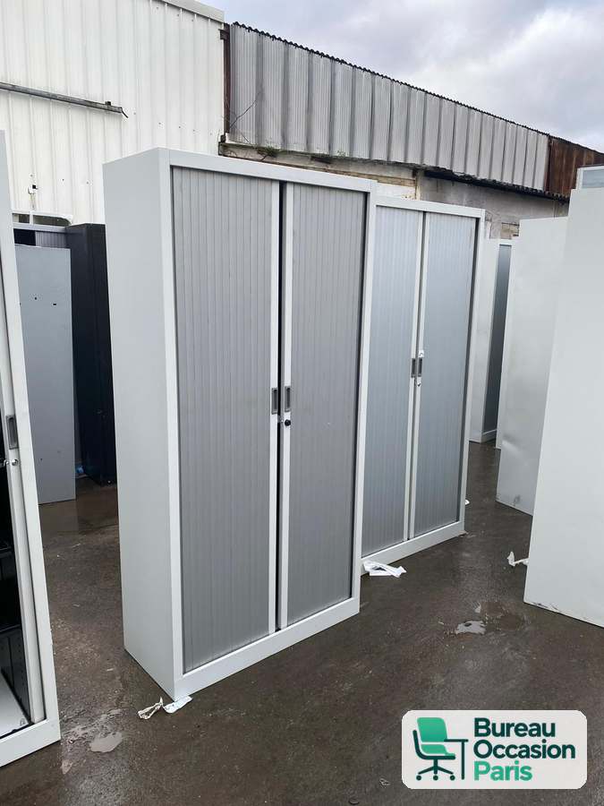 Grande armoire blanche à rideaux gris – rails dossiers suspendus