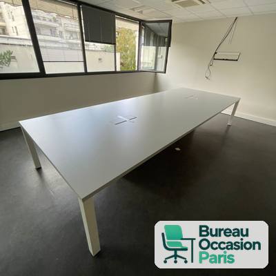 Grande table blanche 10 à 12 places – pieds carrés blancs et trappe