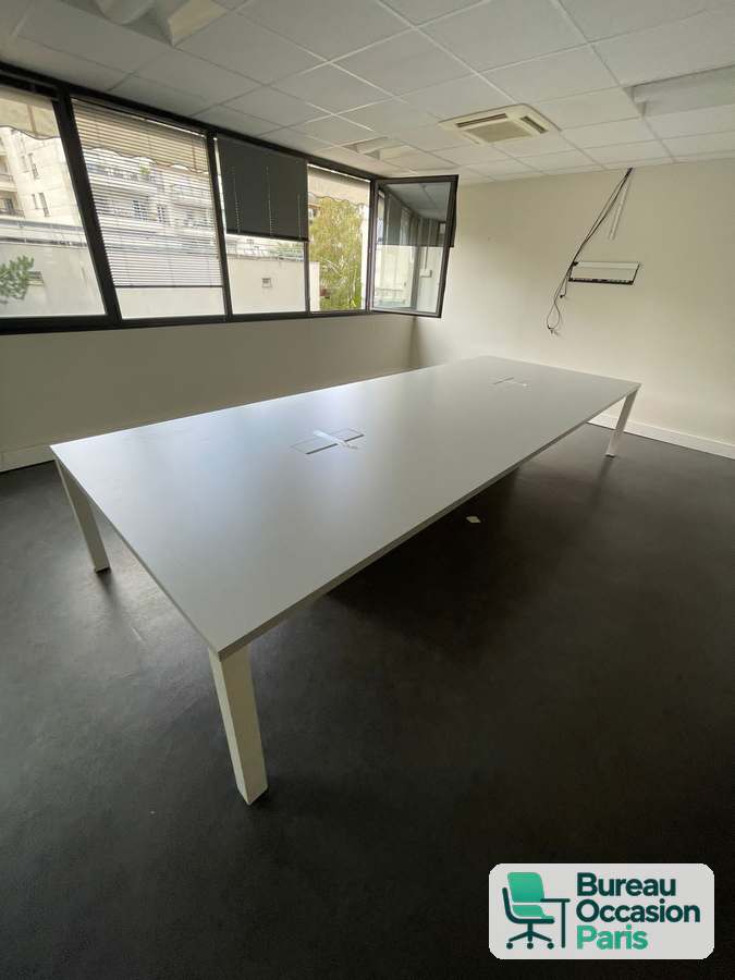 Grande table blanche 10 à 12 places – pieds carrés blancs et trappe
