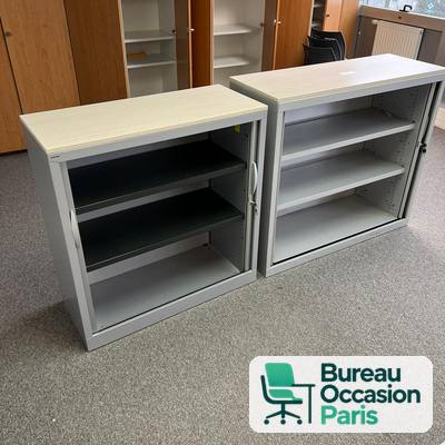 Meuble bas ouvert en métal gris – dessus clair, tablettes à classeurs