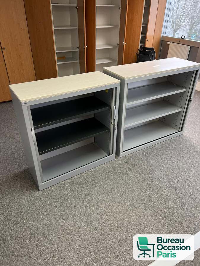 Meuble bas ouvert en métal gris – dessus clair, tablettes à classeurs