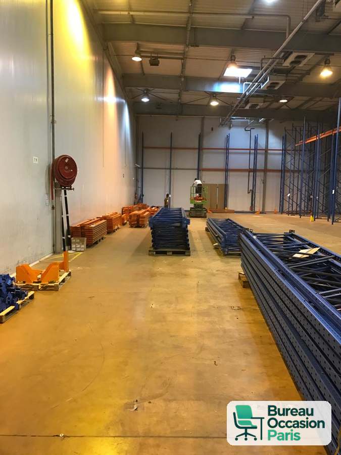 Rayonnage palettier industriel : échelles bleues et lisses orange