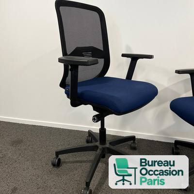 Siège ergonomique dossier résille noire et assise tissu bleu marine