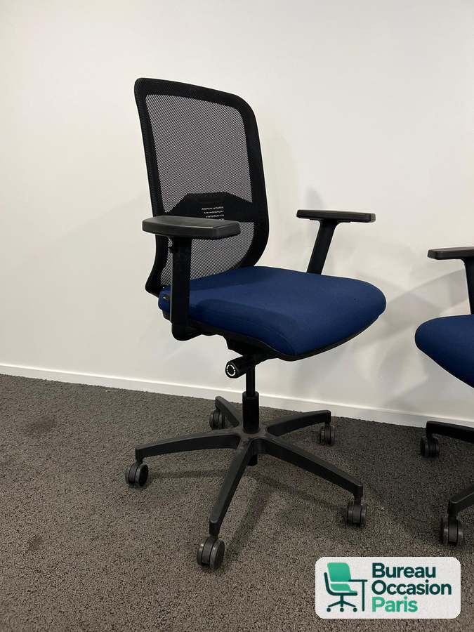 Siège ergonomique dossier résille noire et assise tissu bleu marine