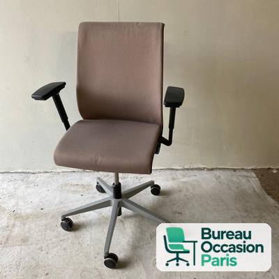 Siège ergonomique Steelcase Think – tissu taupe, dossier à lamelles