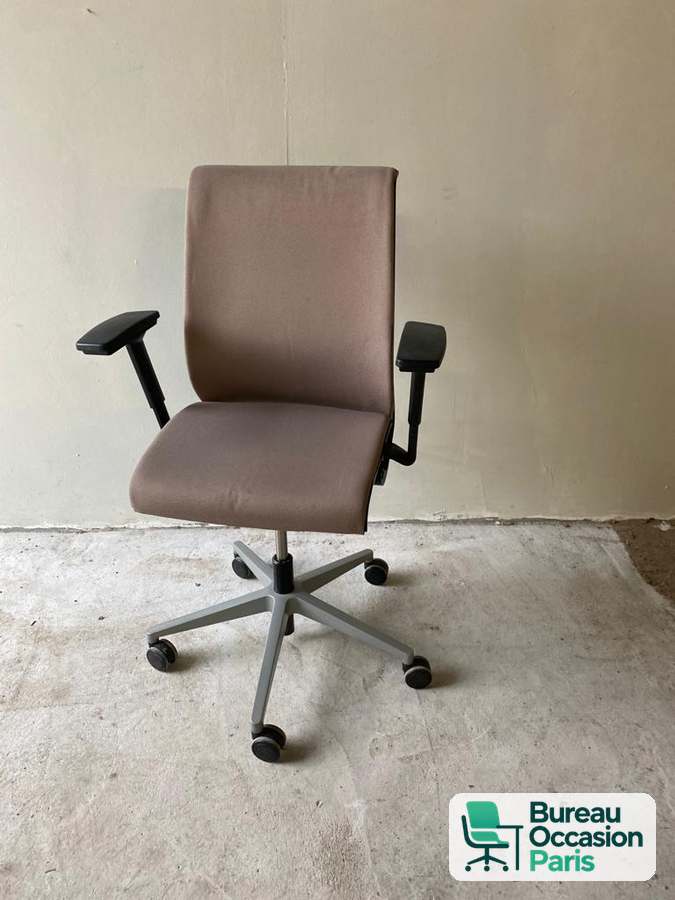Siège ergonomique Steelcase Think – tissu taupe, dossier à lamelles