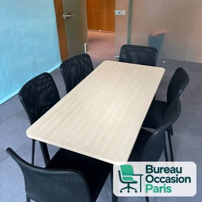 Table 4 personnes plateau bois clair – angles arrondis, pieds noirs