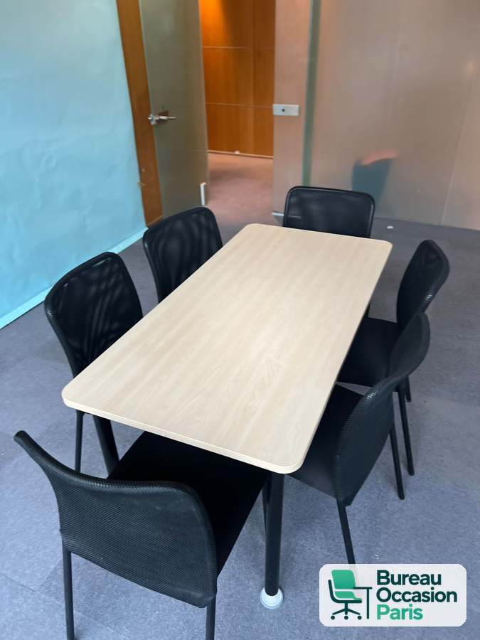 Table 4 personnes plateau bois clair – angles arrondis, pieds noirs