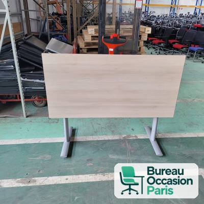 Table basculante bois clair sur piètement en T – rangement à la verticale
