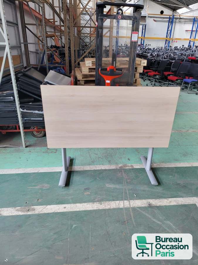 Table basculante bois clair sur piètement en T – rangement à la verticale