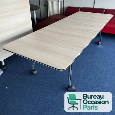 Table basculante frêne clair – angles arrondis, roulettes et pieds chromés