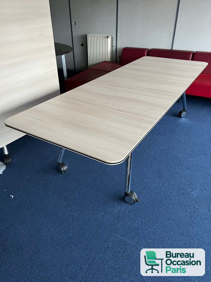 Table basculante frêne clair – angles arrondis, roulettes et pieds chromés