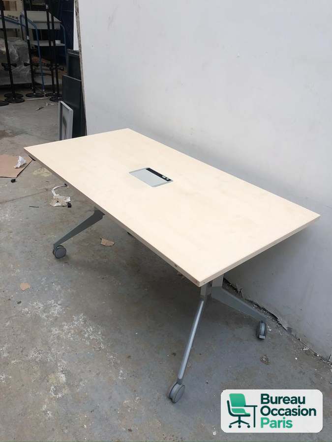 Table basculante plateau érable – trappe de connectique, roulettes