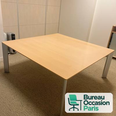 Table carrée 4 places – finition hêtre, 4 pieds métal gris