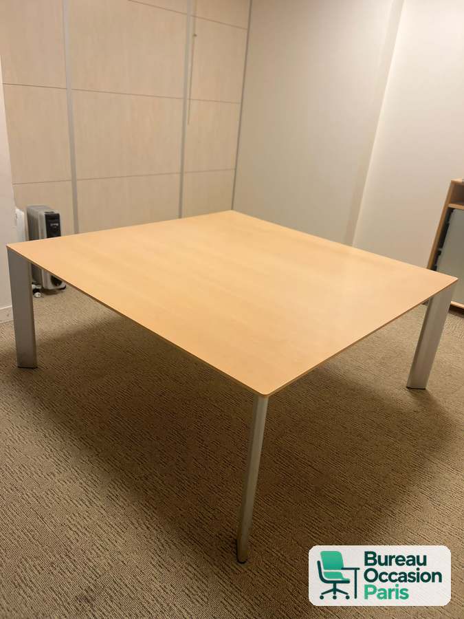 Table carrée 4 places – finition hêtre, 4 pieds métal gris