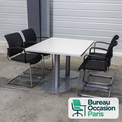 Table carrée 4 places – plateau blanc sur colonne centrale grise