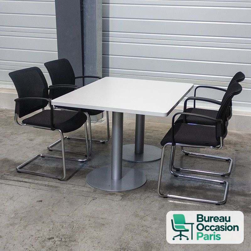 Table carrée 4 places – plateau blanc sur colonne centrale grise