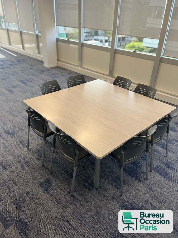 Table carrée 8 personnes – finition érable clair, pieds métal gris