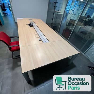 Table de conférence bois avec goulotte de connectique – 8 à 10 places
