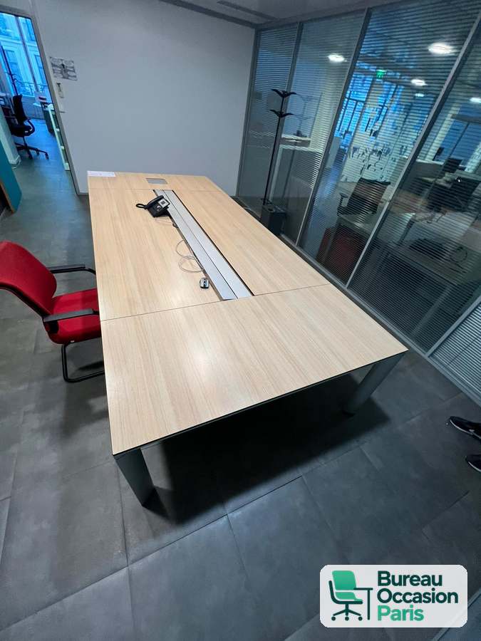 Table de conférence bois avec goulotte de connectique – 8 à 10 places