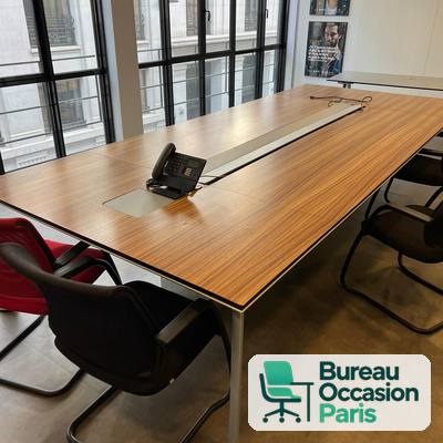 Table de conférence bois veiné – goulotte et trappes de connexion