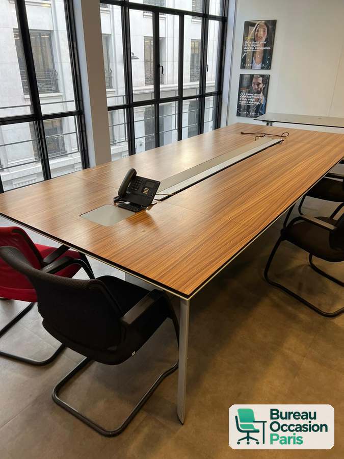 Table de conférence bois veiné – goulotte et trappes de connexion
