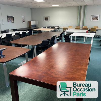 Table de conférence grand format – plateau acajou, piètement foncé