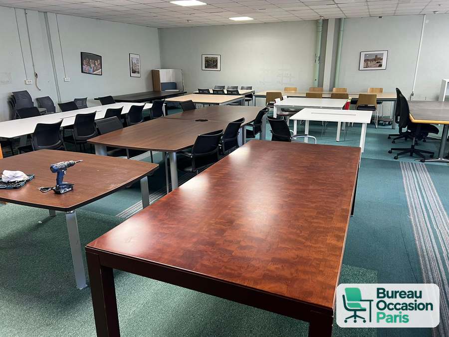 Table de conférence grand format – plateau acajou, piètement foncé