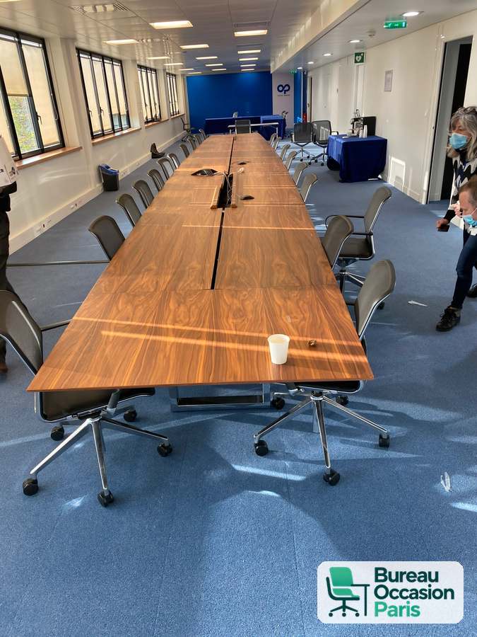 Table de conférence noyer 20 places, modules et piètement chromé