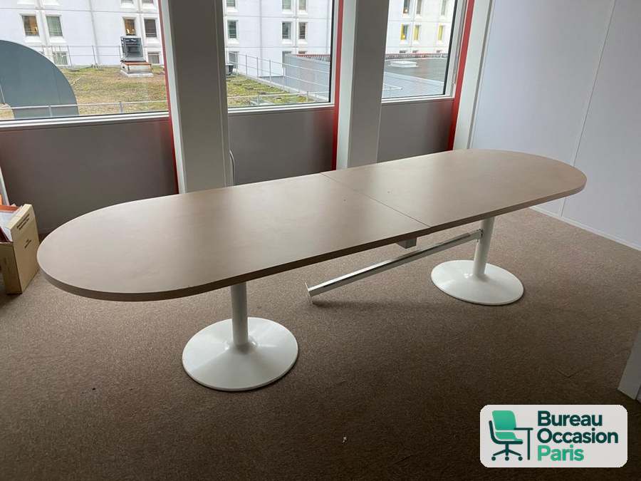 Table de conférence ovale chêne clair – deux pieds centraux blancs