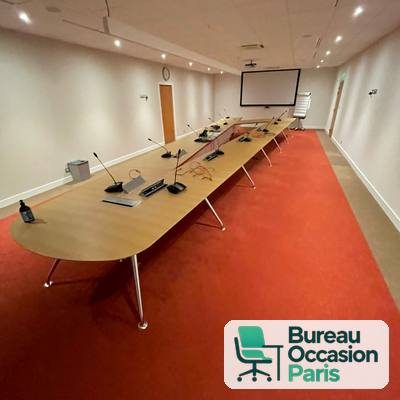 Table de conférence XXL bois clair – bouts arrondis, environ 20 places