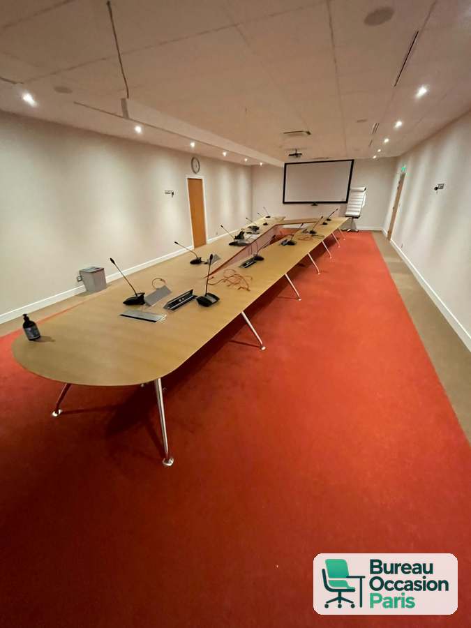 Table de conférence XXL bois clair – bouts arrondis, environ 20 places