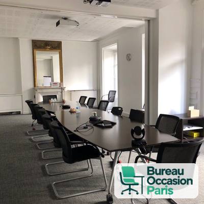 Table de conseil 10 places au plateau foncé avec accès connectique