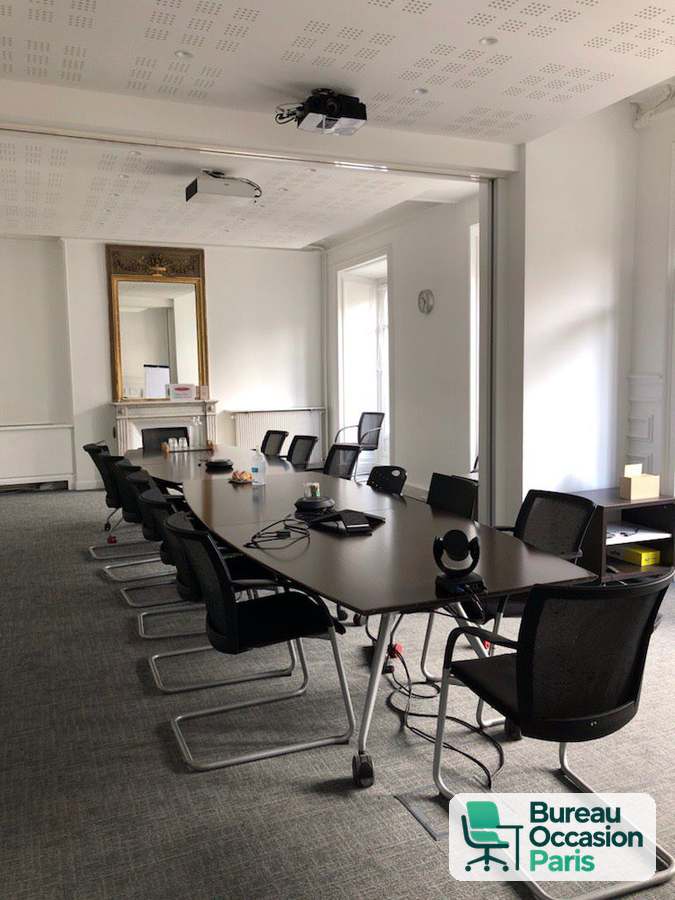 Table de conseil 10 places au plateau foncé avec accès connectique