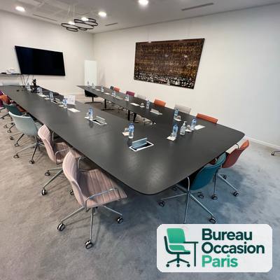 Table de conseil noire en modules – montage en U, 16 à 20 personnes