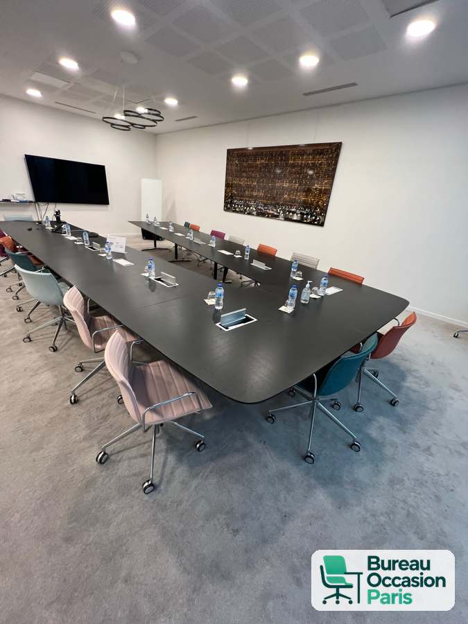 Table de conseil noire en modules – montage en U, 16 à 20 personnes