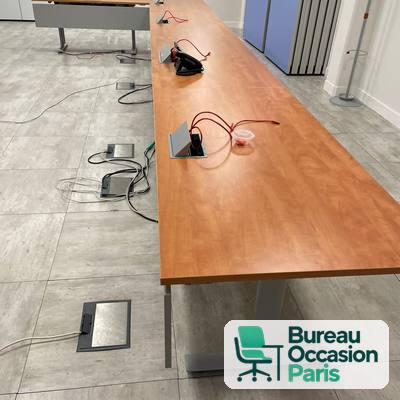 Table de formation rabattable merisier – voile de fond et boîtier prises