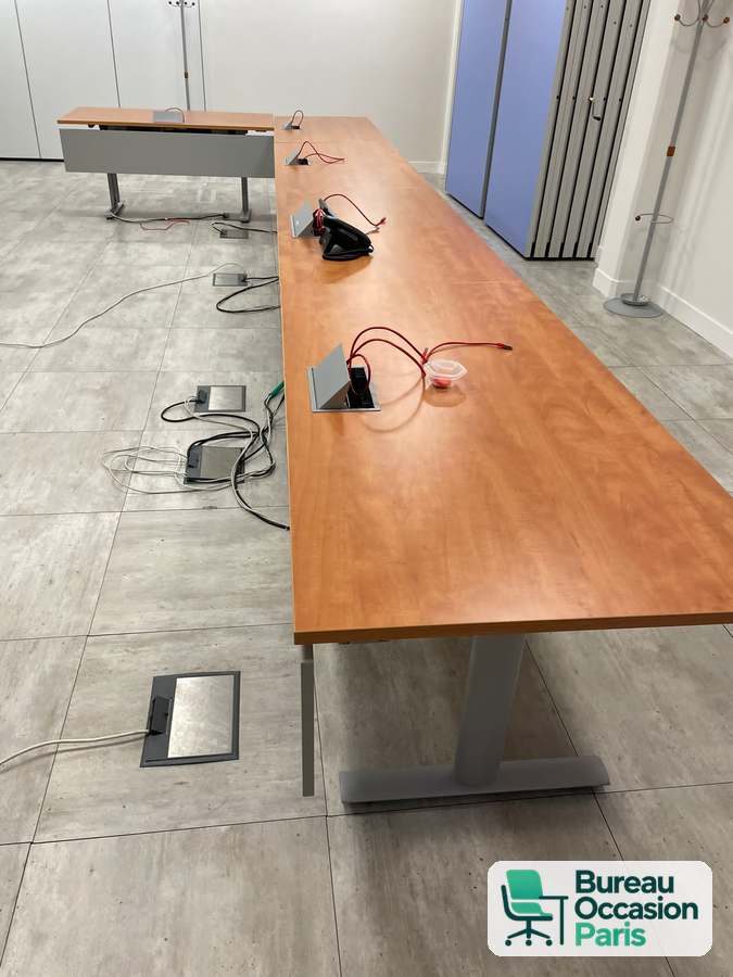 Table de formation rabattable merisier – voile de fond et boîtier prises