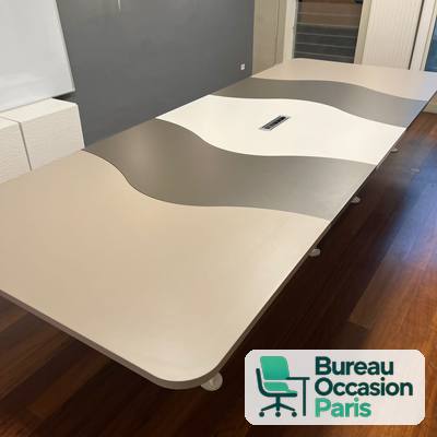 Table de réunion 10-12 places – plateau blanc à vague grise, trappes