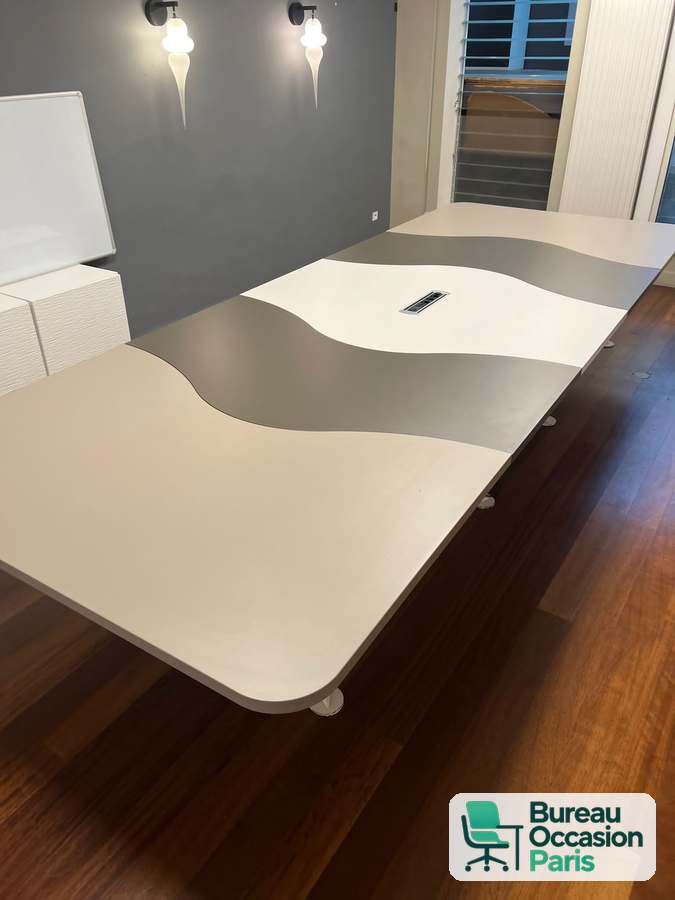Table de réunion 10-12 places – plateau blanc à vague grise, trappes