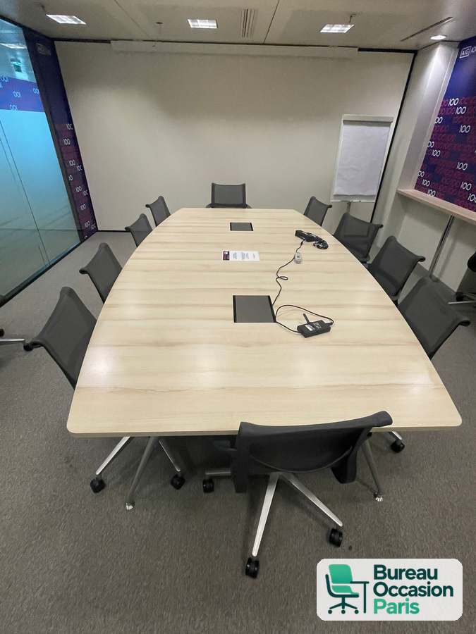 Table de réunion 12 places chêne clair veiné, côtés galbés et trappes